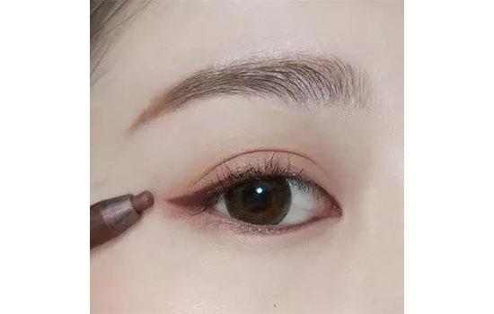 春天妆容怎么画 春季日常眼妆教程 春天妆容怎么画 春季日常眼妆教程