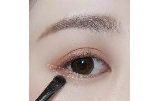 春天妆容怎么画 春季日常眼妆教程 春天妆容怎么画 春季日常眼妆教程