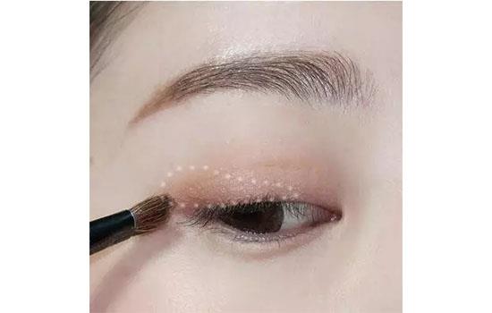 春天妆容怎么画 春季日常眼妆教程 春天妆容怎么画 春季日常眼妆教程