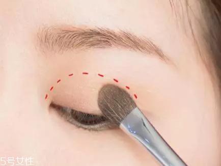 春天妆容怎么画 春季日常眼妆教程 春天妆容怎么画 春季日常眼妆教程