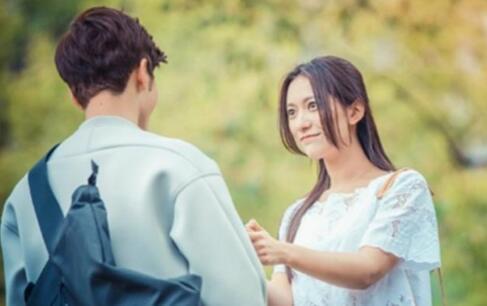 普通异性朋友会保持距离