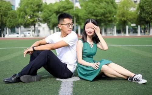 不容易分手的大学情侣三