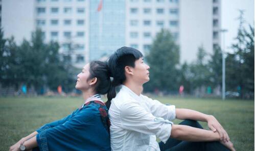 不容易分手的大学情侣一