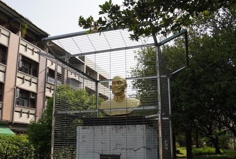 彰化一小学校园内的蒋介石铜像。(图片来源:台湾ETtoday新闻云)