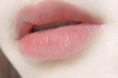 ​唇部护理怎么做 秋冬季如何护理唇部