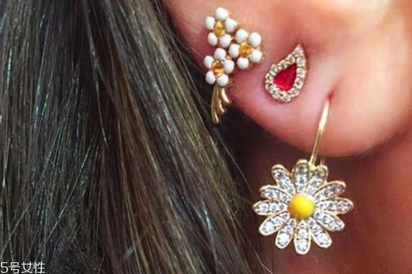 耳环怎么搭配好看 现代版一耳三钳戴法示范给你看 耳环怎么搭配好看 现代版一耳三钳戴法示范给你看