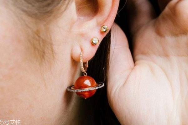 耳环怎么搭配好看 现代版一耳三钳戴法示范给你看 耳环怎么搭配好看 现代版一耳三钳戴法示范给你看
