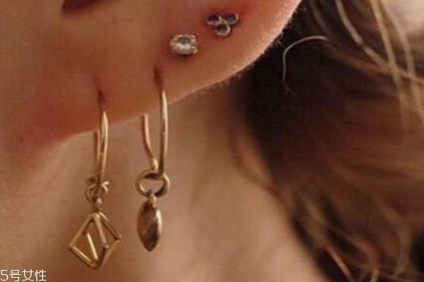 耳环怎么搭配好看 现代版一耳三钳戴法示范给你看 耳环怎么搭配好看 现代版一耳三钳戴法示范给你看