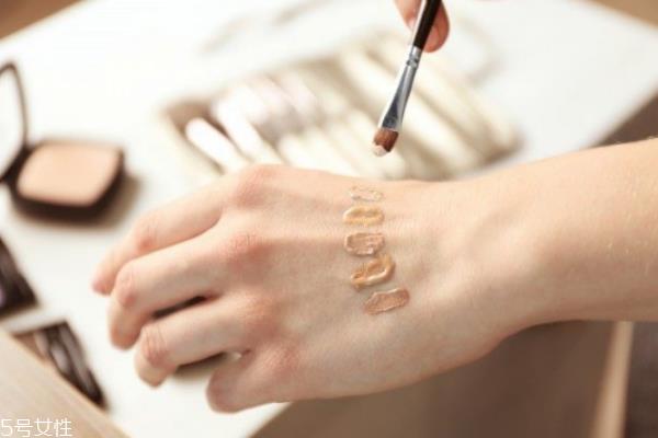 粉饼可以用彩妆蛋吗 用刷子好还是美妆蛋好 粉饼可以用彩妆蛋吗 用刷子好还是美妆蛋好