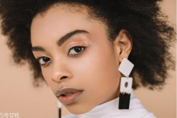 粉饼可以用彩妆蛋吗 用刷子好还是美妆蛋好 粉饼可以用彩妆蛋吗 用刷子好还是美妆蛋好