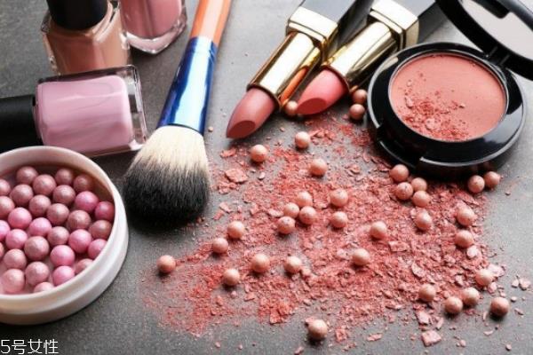 粉饼可以用彩妆蛋吗 用刷子好还是美妆蛋好 粉饼可以用彩妆蛋吗 用刷子好还是美妆蛋好