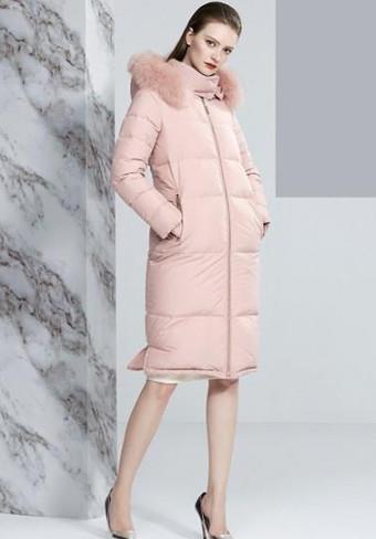 粉色长款羽绒服怎么搭配好看图片