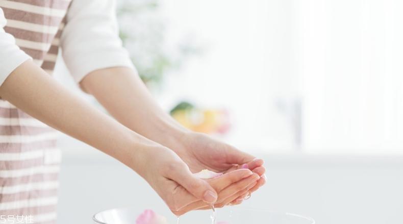 洗面奶洗后紧绷怎么回事？这6招让你春季洗脸不拔干