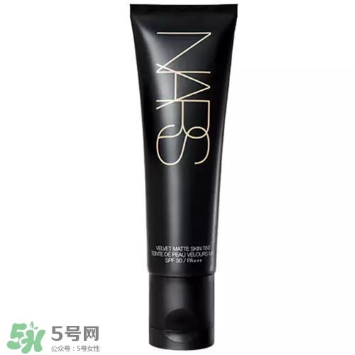 tom ford和nars哪个好？tom ford和nars唇膏口红对比