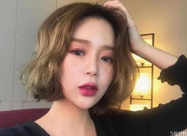 短发洗完头外翘怎么办 短发炸毛如何打理