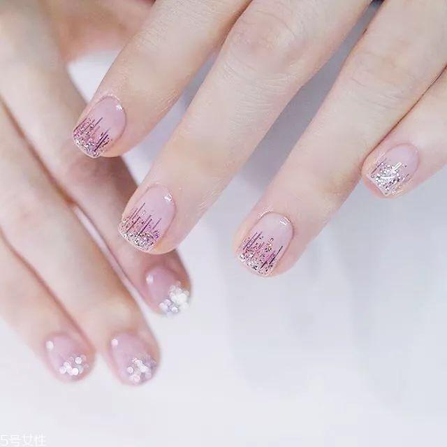 显手白的裸色美甲图片 这几款大方时髦有气质 显手白的裸色美甲图片 这几款大方时髦有气质