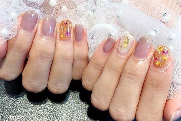 显手白的裸色美甲图片 这几款大方时髦有气质 显手白的裸色美甲图片 这几款大方时髦有气质