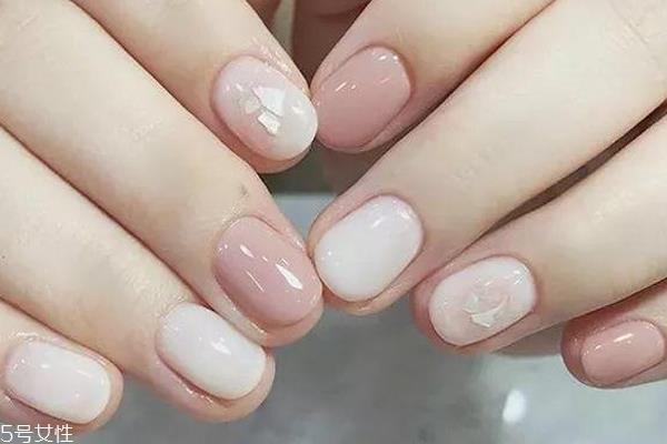显手白的裸色美甲图片 这几款大方时髦有气质 显手白的裸色美甲图片 这几款大方时髦有气质