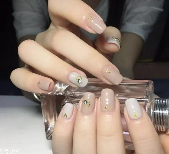 显手白的裸色美甲图片 这几款大方时髦有气质 显手白的裸色美甲图片 这几款大方时髦有气质