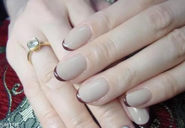 显手白的裸色美甲图片 这几款大方时髦有气质 显手白的裸色美甲图片 这几款大方时髦有气质