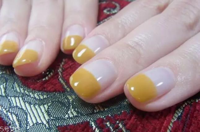 显手白的裸色美甲图片 这几款大方时髦有气质 显手白的裸色美甲图片 这几款大方时髦有气质