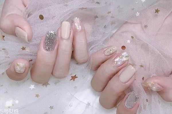 显手白的裸色美甲图片 这几款大方时髦有气质 显手白的裸色美甲图片 这几款大方时髦有气质