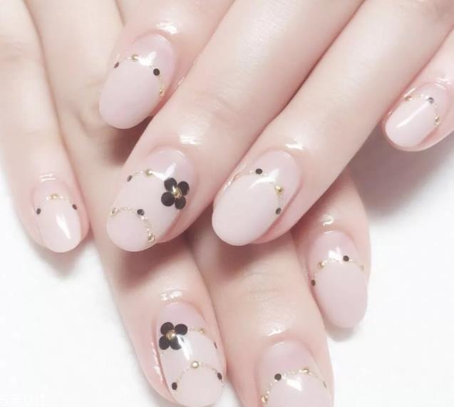 显手白的裸色美甲图片 这几款大方时髦有气质 显手白的裸色美甲图片 这几款大方时髦有气质