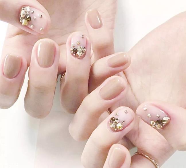 显手白的裸色美甲图片 这几款大方时髦有气质 显手白的裸色美甲图片 这几款大方时髦有气质