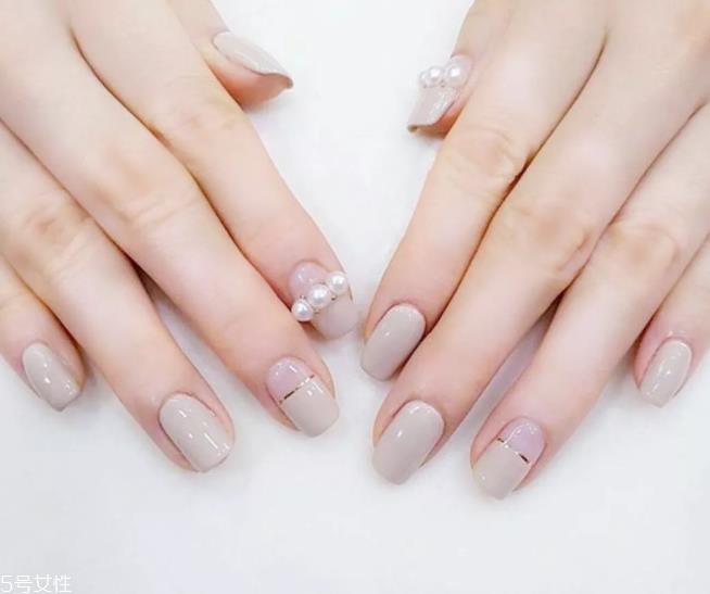 显手白的裸色美甲图片 这几款大方时髦有气质 显手白的裸色美甲图片 这几款大方时髦有气质