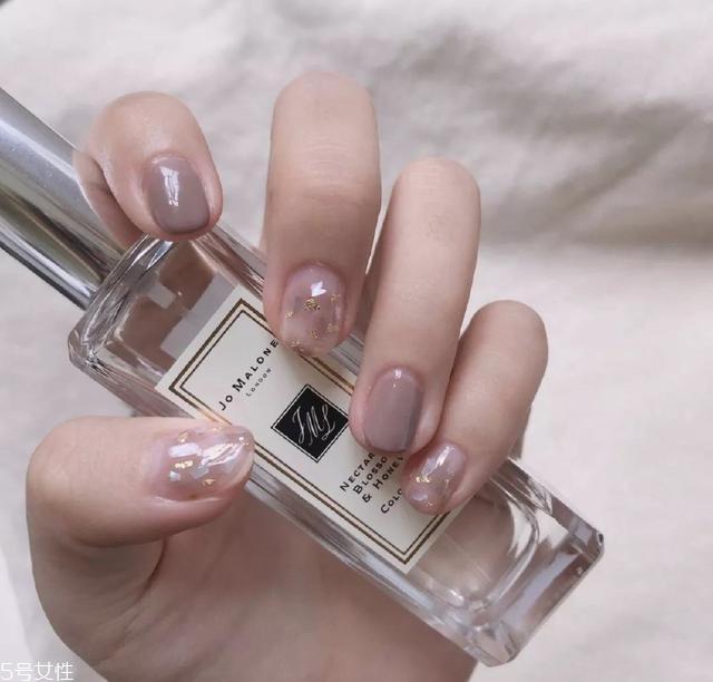 显手白的裸色美甲图片 这几款大方时髦有气质 显手白的裸色美甲图片 这几款大方时髦有气质