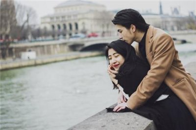 女孩子哭了安慰的套路,怎么安慰在哭的女生