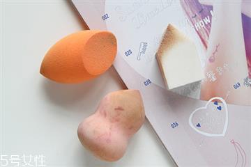 海绵粉扑如何清洗 怎么清理海绵粉扑 海绵粉扑如何清洗 怎么清理海绵粉扑