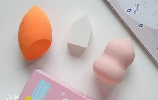 海绵粉扑如何清洗 怎么清理海绵粉扑 海绵粉扑如何清洗 怎么清理海绵粉扑