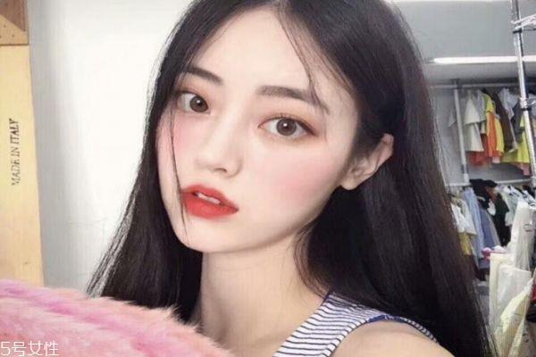 天天涂口红嘴唇会变黑吗 怎么正确涂口红