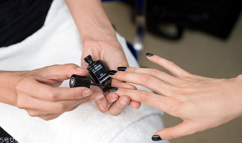 用眼影做指甲油的步骤 过期眼影玩出新色彩 用眼影做指甲油的步骤 过期眼影玩出新色彩