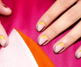 用眼影做指甲油的步骤 过期眼影玩出新色彩 用眼影做指甲油的步骤 过期眼影玩出新色彩