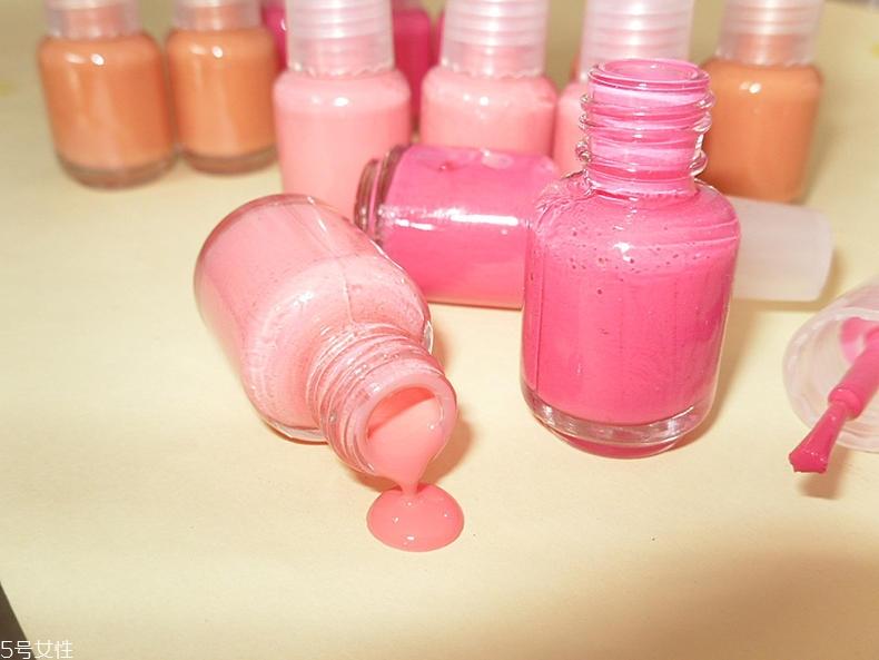 用眼影做指甲油的步骤 过期眼影玩出新色彩 用眼影做指甲油的步骤 过期眼影玩出新色彩