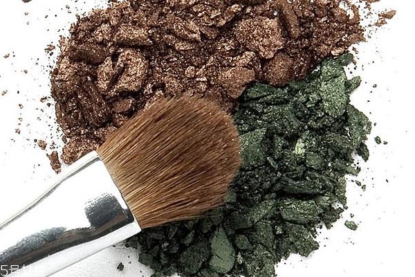 用眼影做指甲油的步骤 过期眼影玩出新色彩 用眼影做指甲油的步骤 过期眼影玩出新色彩