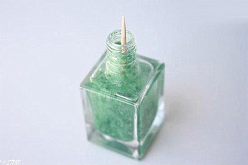 用眼影做指甲油的步骤 过期眼影玩出新色彩 用眼影做指甲油的步骤 过期眼影玩出新色彩