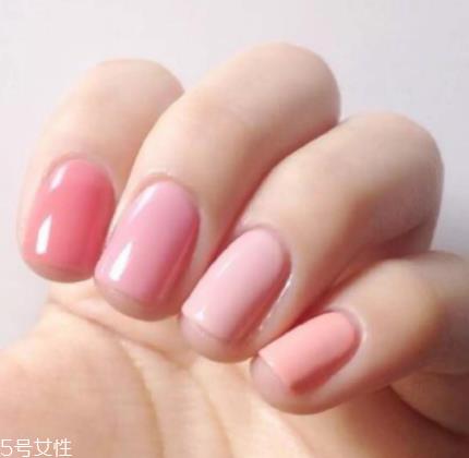 用眼影做指甲油的步骤 过期眼影玩出新色彩 用眼影做指甲油的步骤 过期眼影玩出新色彩