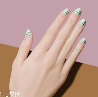 用眼影做指甲油的步骤 过期眼影玩出新色彩 用眼影做指甲油的步骤 过期眼影玩出新色彩