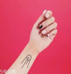 用眼影做指甲油的步骤 过期眼影玩出新色彩 用眼影做指甲油的步骤 过期眼影玩出新色彩