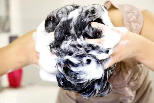 洗发水直接抹头皮会导致脱发吗 洗发水不能直接抹在头上 洗发水直接抹头皮会导致脱发吗 洗发水不能直接抹在头上