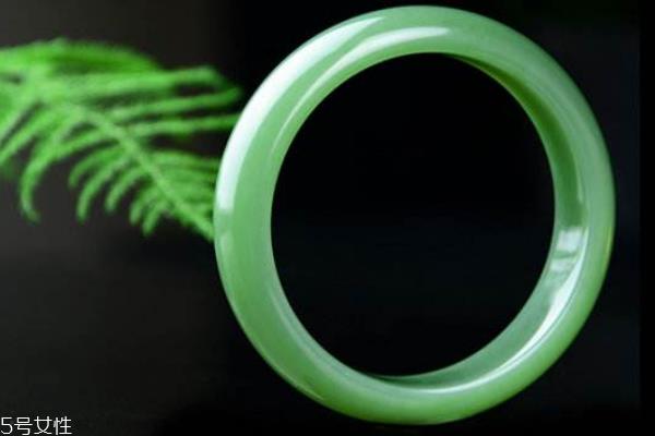 和田玉手镯什么颜色好 这种颜色最贵 和田玉手镯什么颜色好 这种颜色最贵