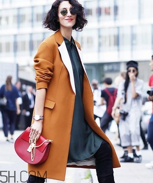 焦糖色风衣配什么内搭?焦糖色风衣里面穿什么 焦糖色风衣配什么内搭?焦糖色风衣里面穿什么