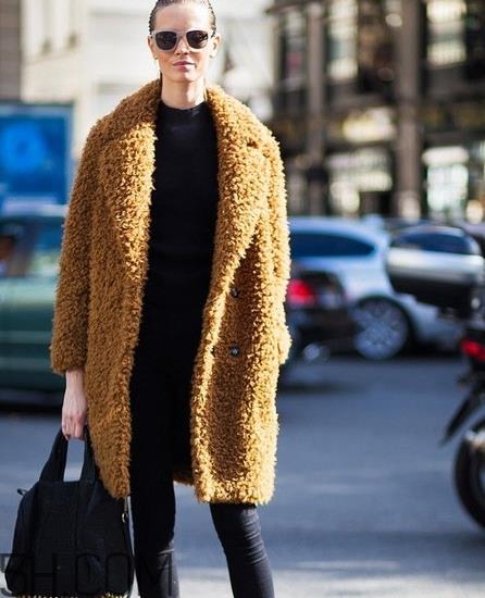 焦糖色风衣配什么内搭?焦糖色风衣里面穿什么 焦糖色风衣配什么内搭?焦糖色风衣里面穿什么