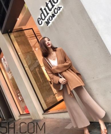 焦糖色风衣配什么内搭?焦糖色风衣里面穿什么 焦糖色风衣配什么内搭?焦糖色风衣里面穿什么