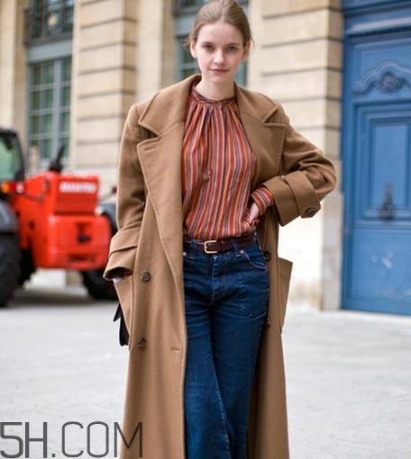 焦糖色风衣配什么内搭?焦糖色风衣里面穿什么 焦糖色风衣配什么内搭?焦糖色风衣里面穿什么