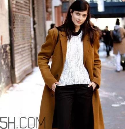 焦糖色风衣配什么内搭?焦糖色风衣里面穿什么 焦糖色风衣配什么内搭?焦糖色风衣里面穿什么