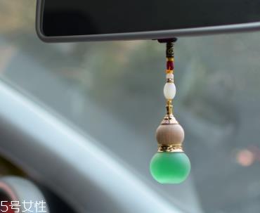 男士车里放什么香水好?广藿香让人清醒 男士车里放什么香水好?广藿香让人清醒